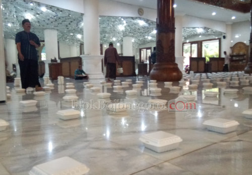 Masjid Agung Darussalam Sediakan 1000 Takjil Setiap Harinya